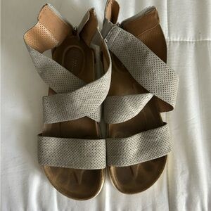 Strappy, summer sandals🩶